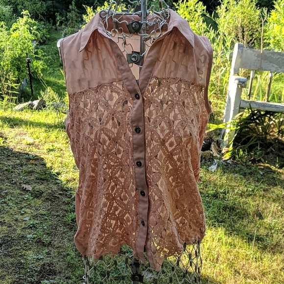 Pearl Dusty Rose lace button-up sleeveless blouse - Picture 2 of 5